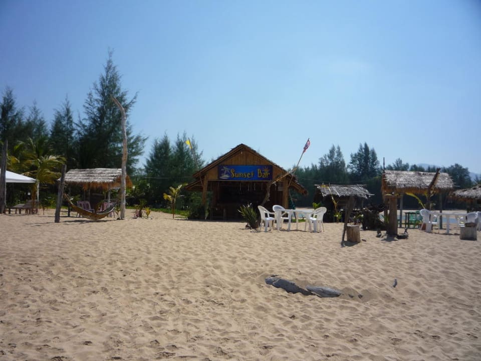 Sunsetbar am Strand links unten Khaolak Orchid Beach Resort