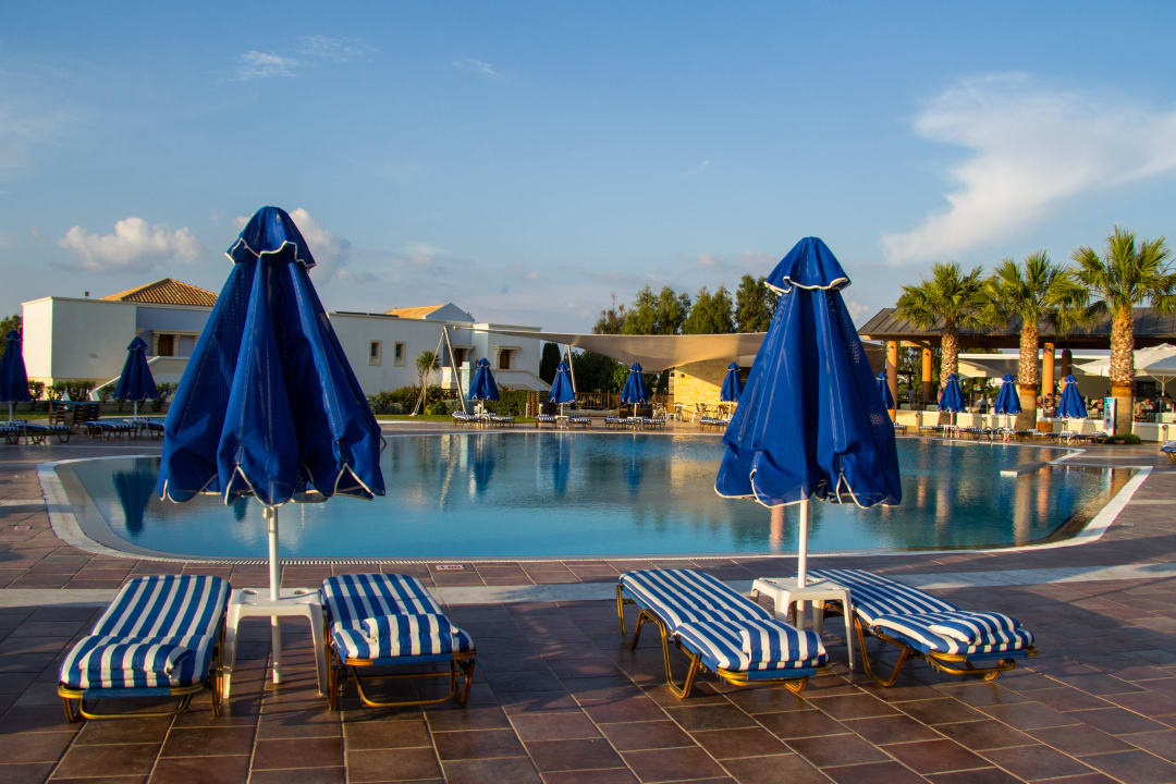 Pool am Restaurant Neptune Luxury Resort