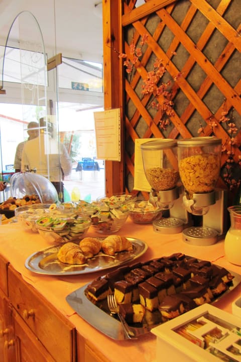 Kuchen aller Art  Hotel Riva del Sole