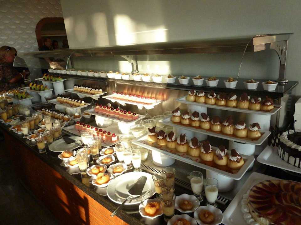 Nur ein kleiner Teil vom Nachspeisen-Büffet Hotel Grand Side
