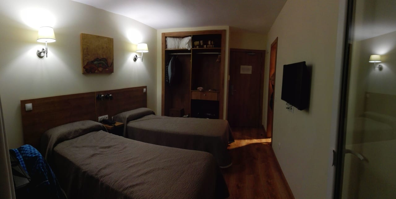 Blick ins Zimmer von der Balkontüre Hotel Santa Ponsa Pins