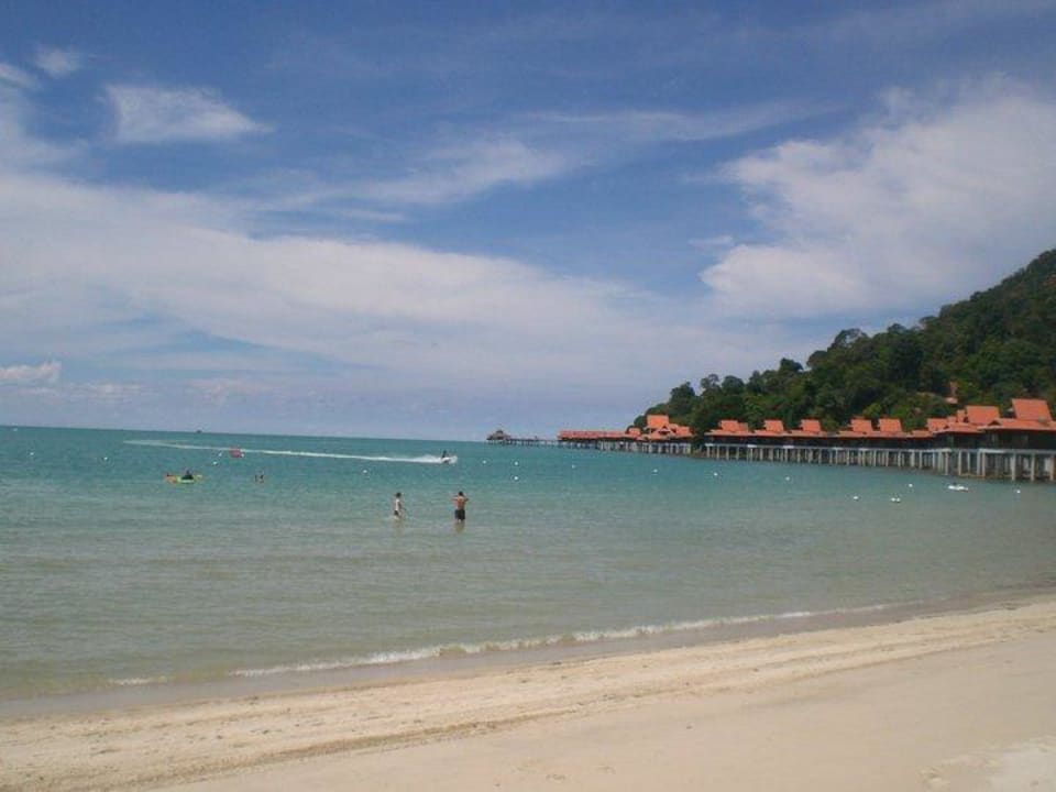 Blick vom Strand zu den Chalets Berjaya Langkawi Resort