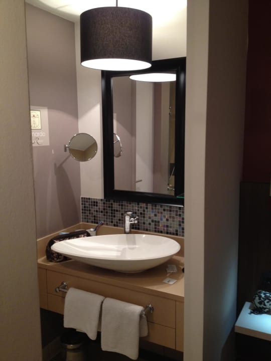 Blick in einen Teil des Bades Leonardo Royal Hotel Berlin Alexanderplatz