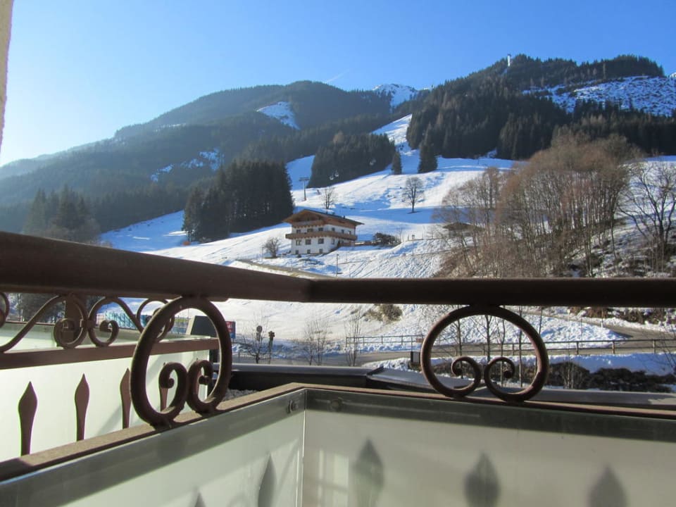 Blick von unserem Zimmer auf den Skihang Hotel Auwirt