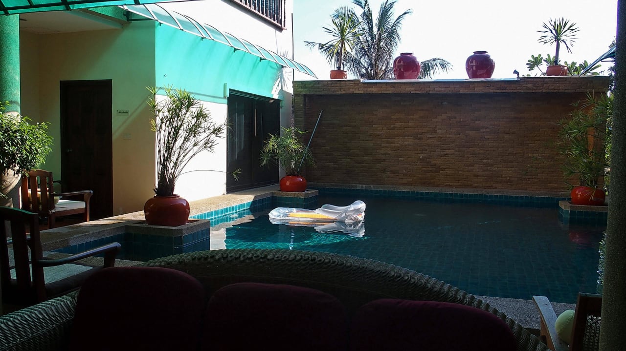 Pool mit unserem Zimmer Hotel Evergreen Boutique
