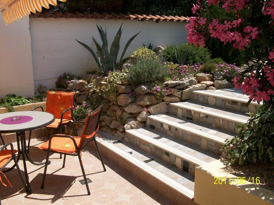 Außenanlage mit integrierten Treppen Apartments Nena & Marko