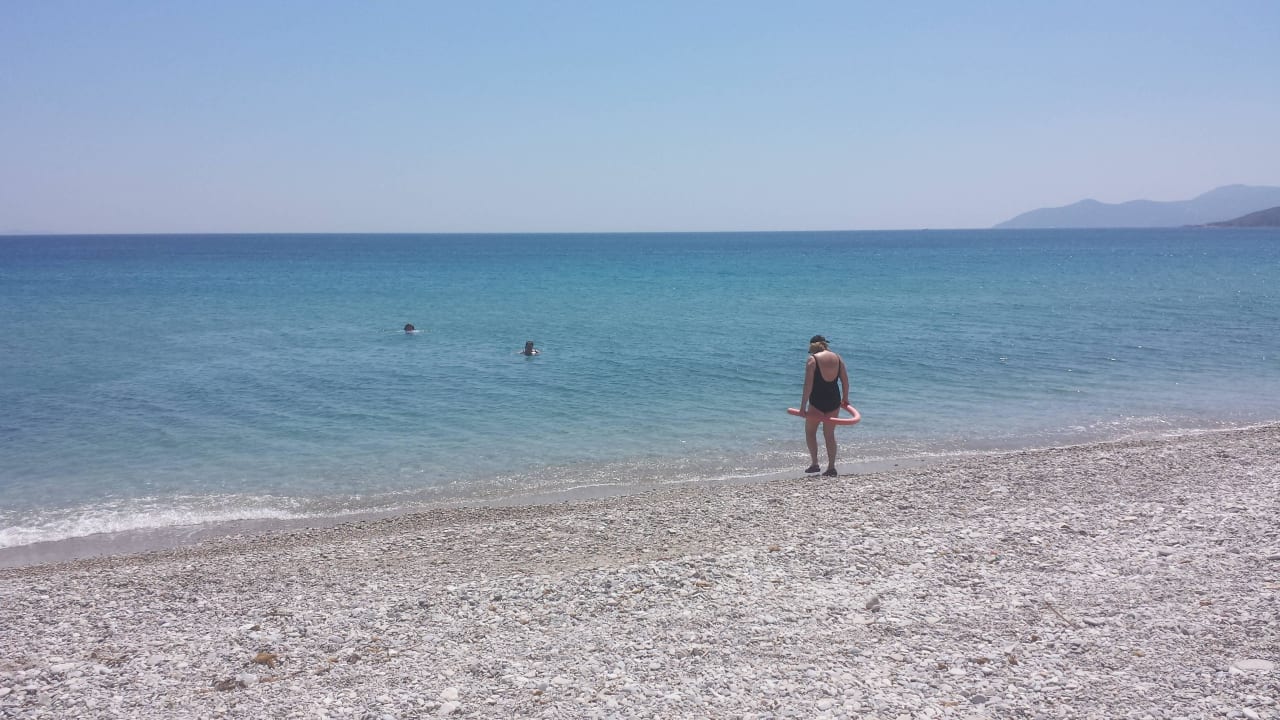 Menschenleerer Strand Hotel Saint Nicholas