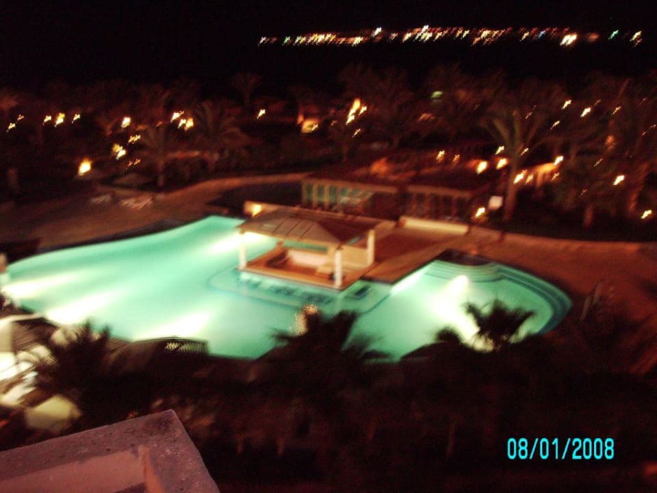 Großer Pool bei Nacht Fort Arabesque Resort, Spa & Villas