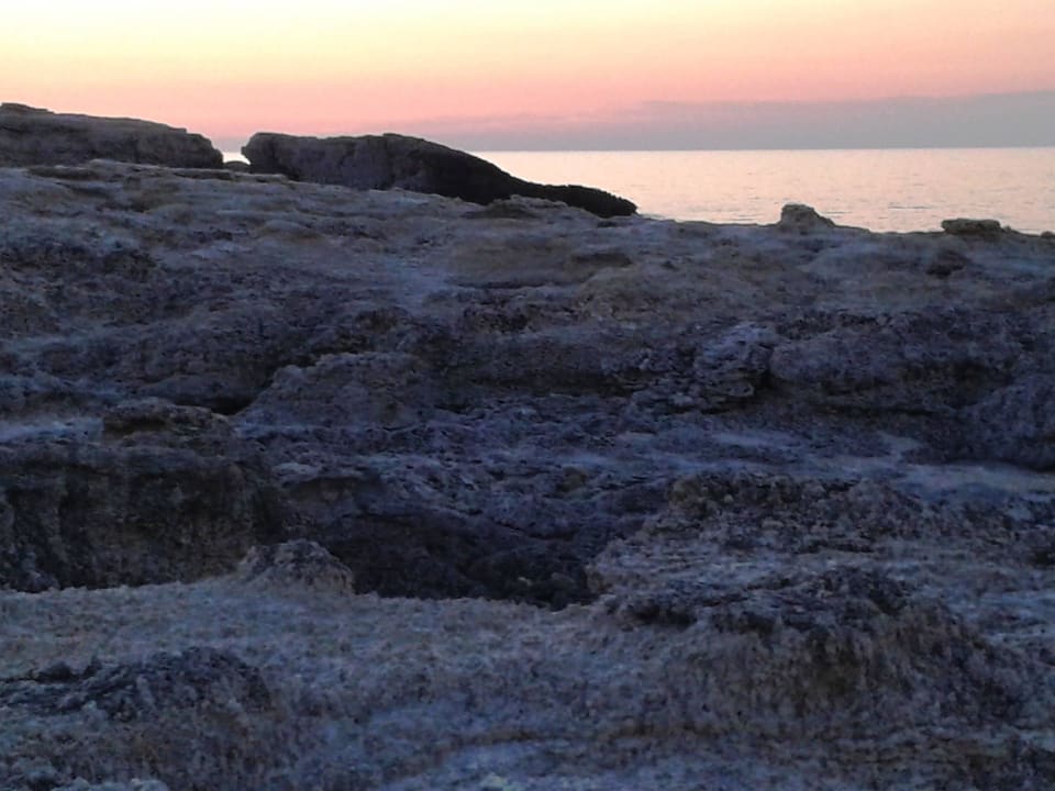 Sonnenuntergang am FelsFelsen beim Hoen vorm Hotel Barceló Portinatx - Adults only