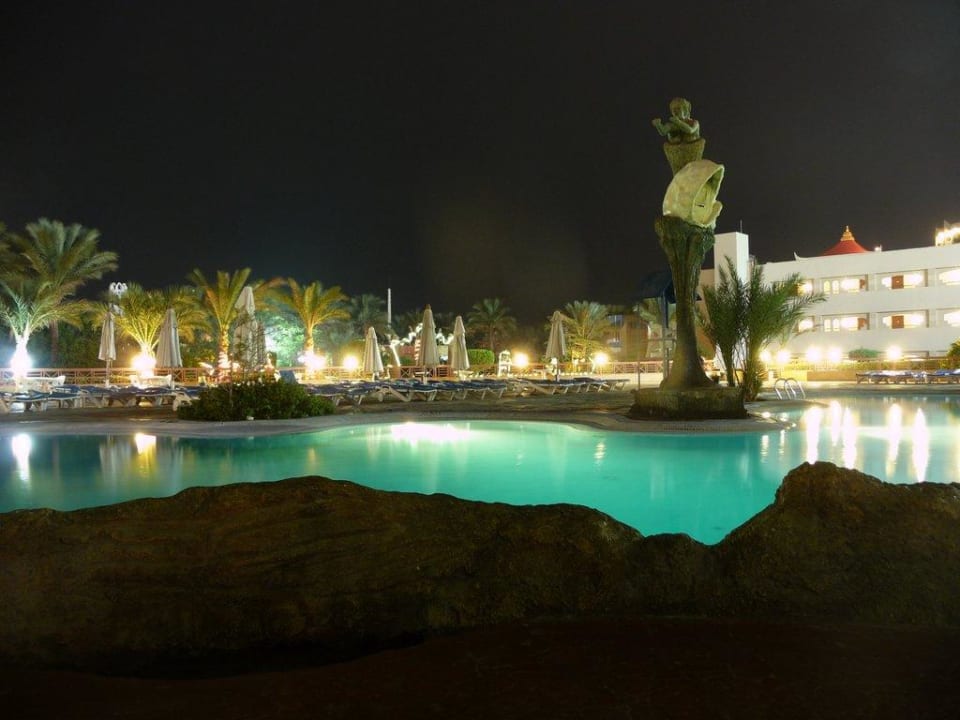 Basen nocą Seagull Beach Resort