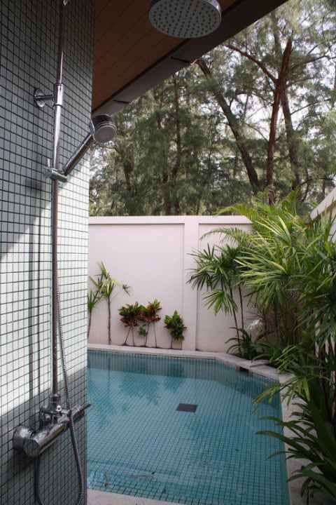 Regendusche im Freiluftbad Dewa Phuket Resort and Villas