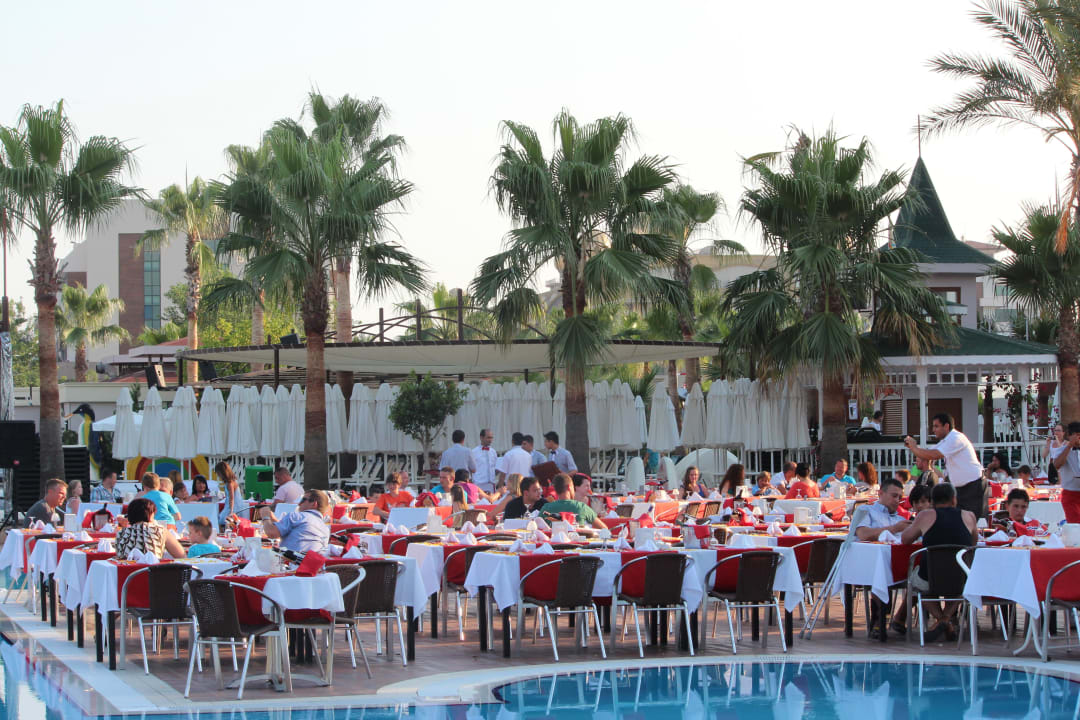 Sitzplätze am Pool beim Galaabend Hane Family Resort
