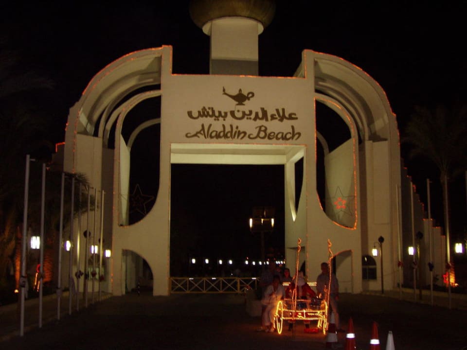 Eingang zur Hotel-Anlage Aladdin Beach Resort