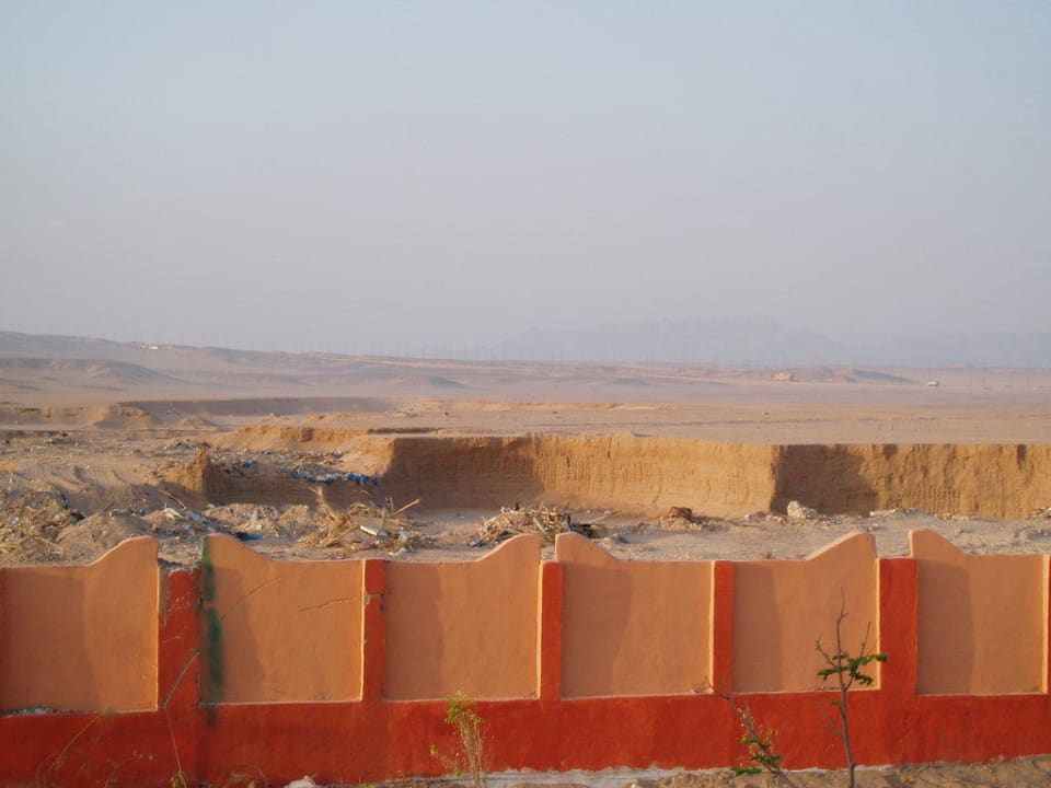 Hinter dem Hotel Pickalbatros Jungle Aqua Park Resort - Neverland Hurghada