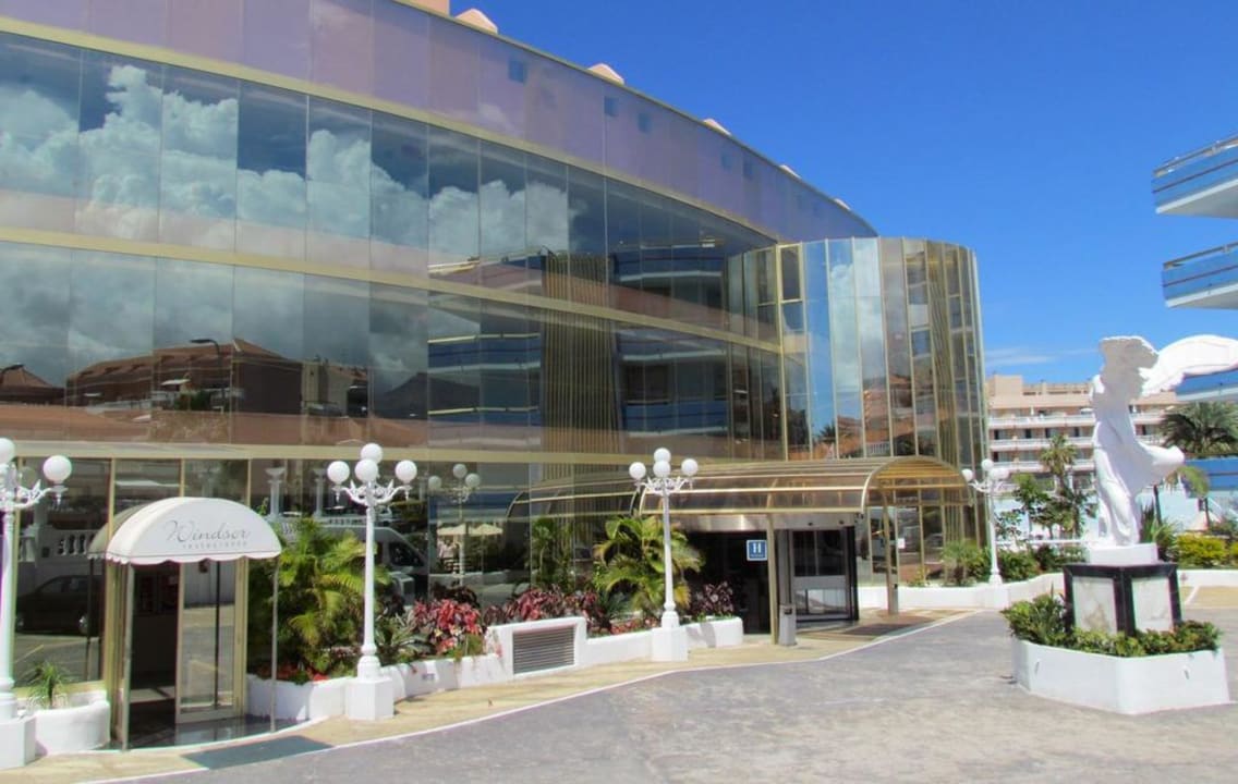 Entrance Hotel Sir Anthony