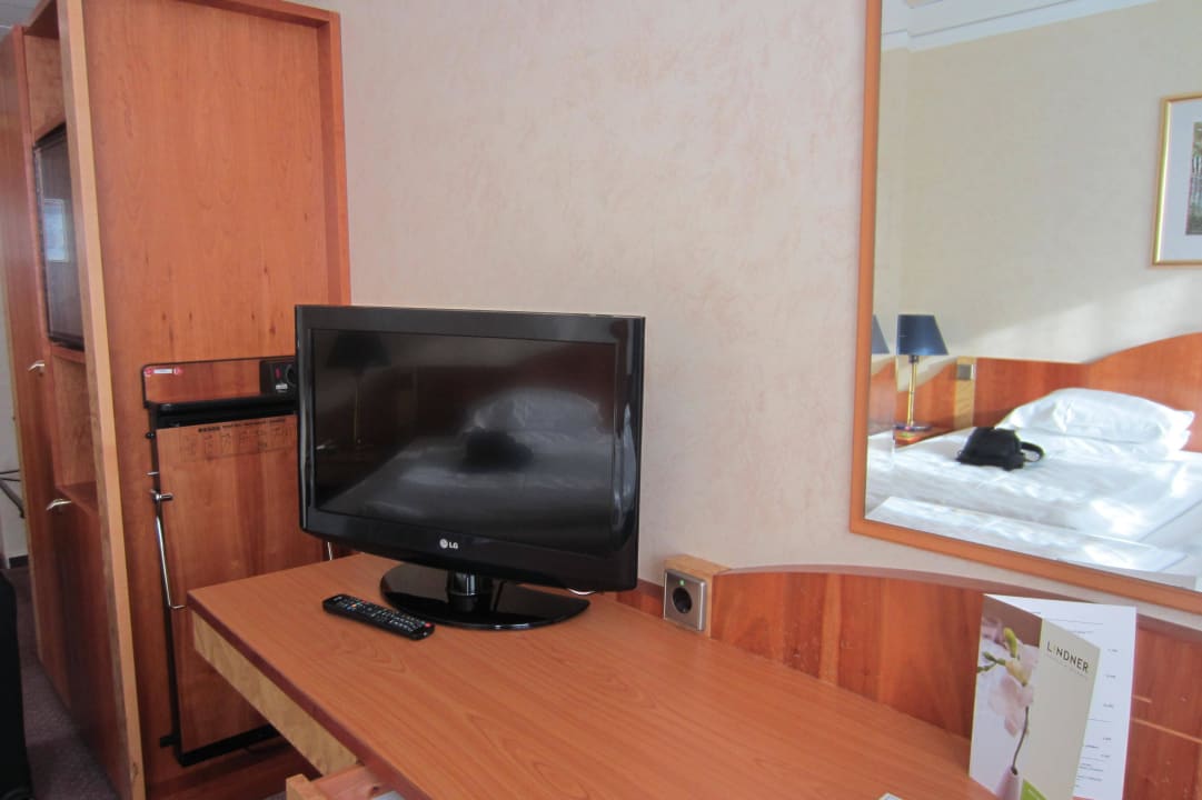 TV und Schreibtisch Lindner Hotel Cottbus