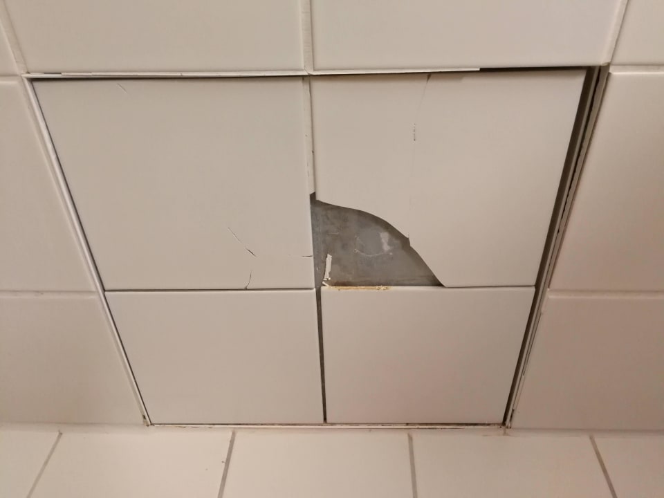 Kaputte Kacheln im Badezimmer NH München Airport