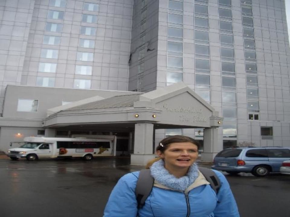 Vor dem Hotel Embassy Suites Hotel Niagara Falls / Fallsview