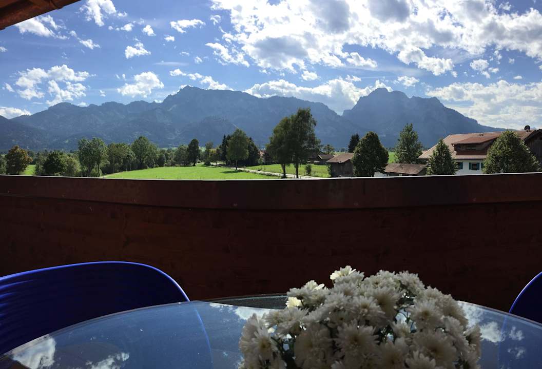 Ausblick auf Schloß Neuschwanstein Alpenglück de Luxe Ferienwohnung am Forggensee