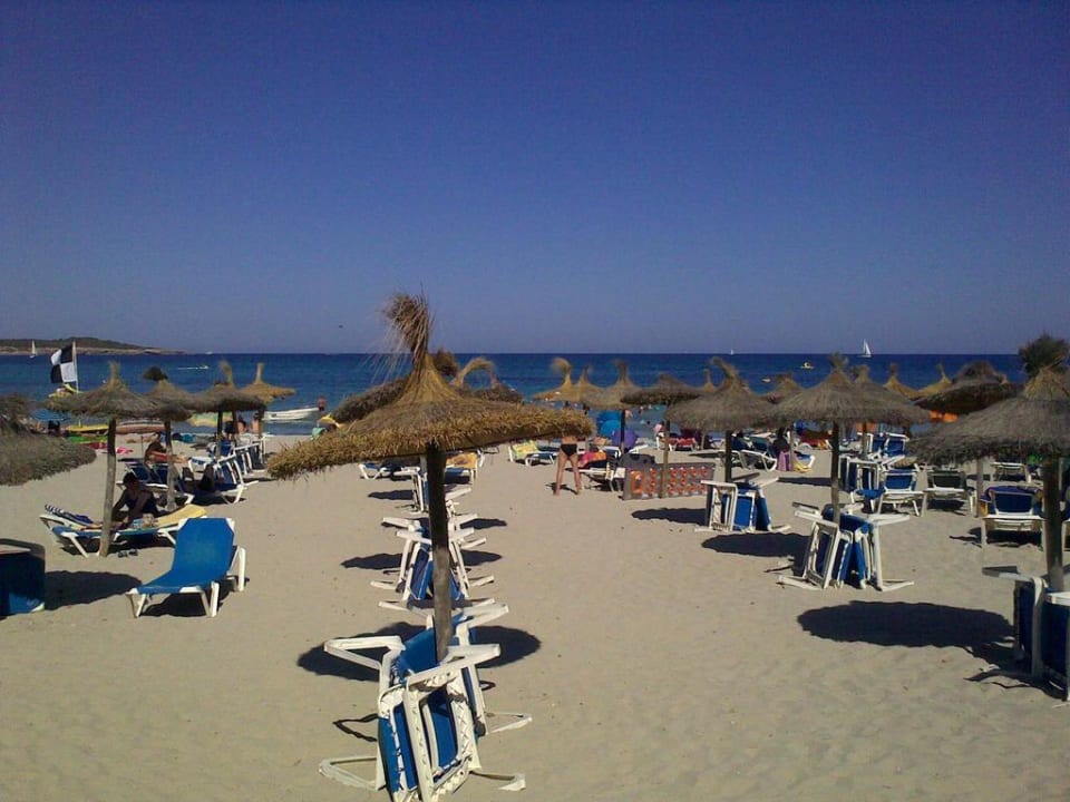 Der Strand  von der Terrasse aus Hotel Club S'Illot