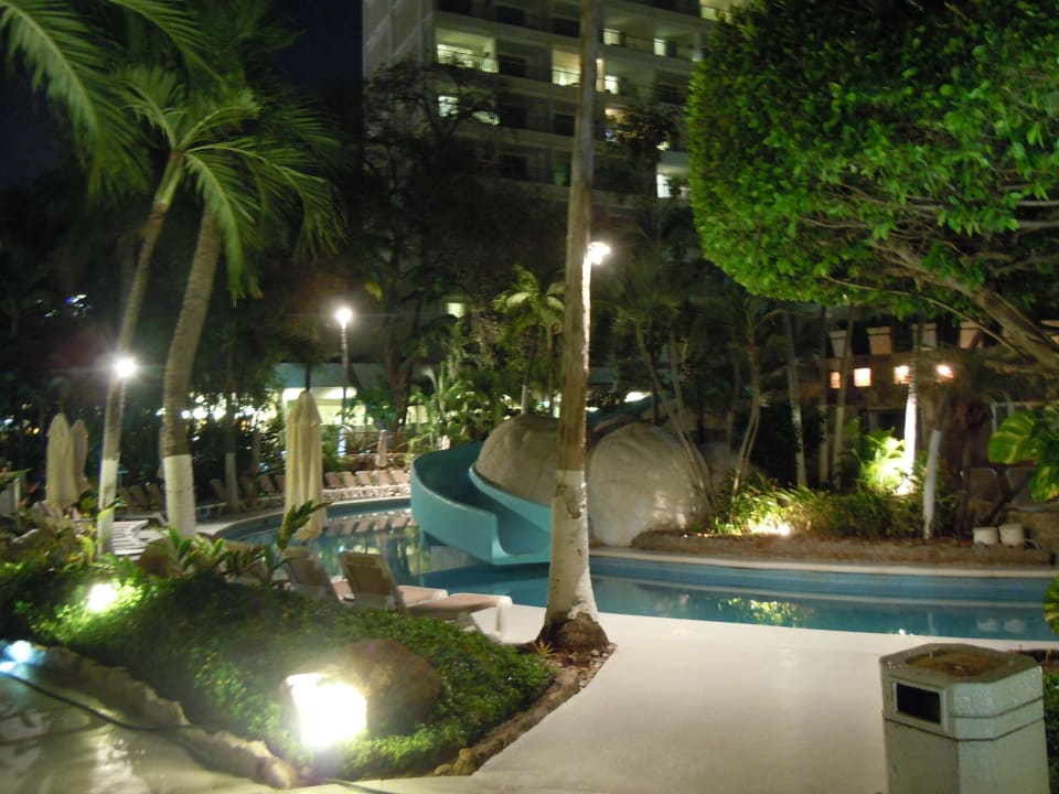 Poolanlage mit Wasserrutsche Hotel Emporio Acapulco