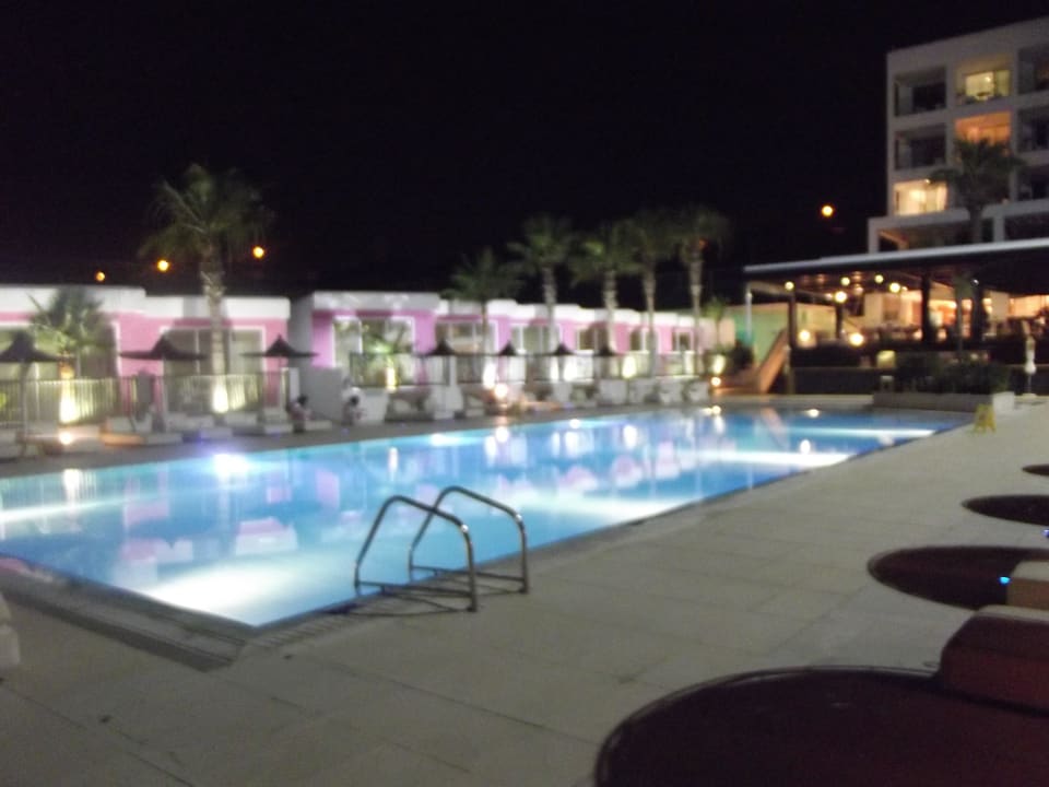 Pool bei Nacht Napa Mermaid Hotel & Suites
