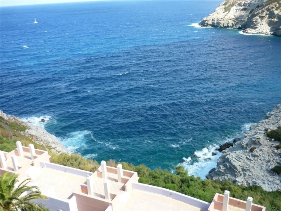 Hanglage des Hotels mit Sehnsuchtsausblick  Athina Palace Resort & Spa