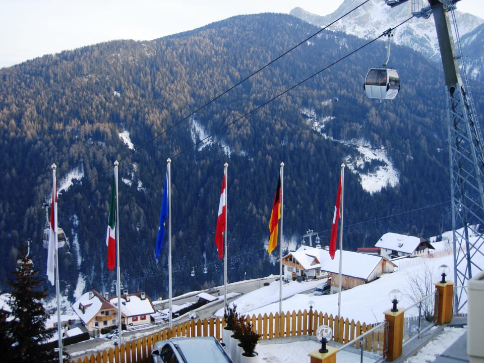 Van op het terras Berghotel Zirm