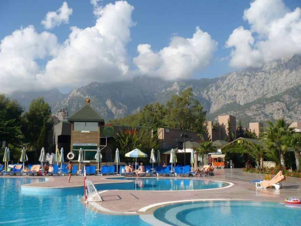 Der ansicht bei gebirge aus schwimmbad Greenwood Kemer Resort