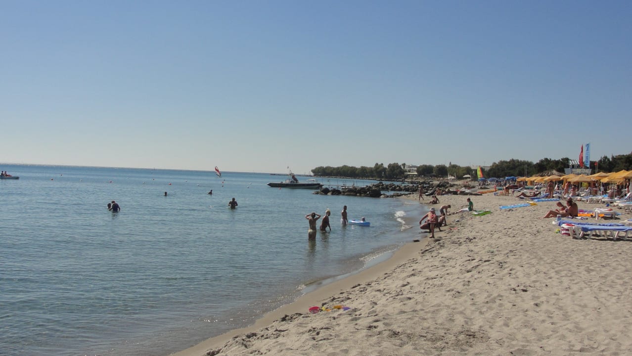 Strand liegt direkt am Hotel. Kies ist auch dabei! Porto Bello Royal