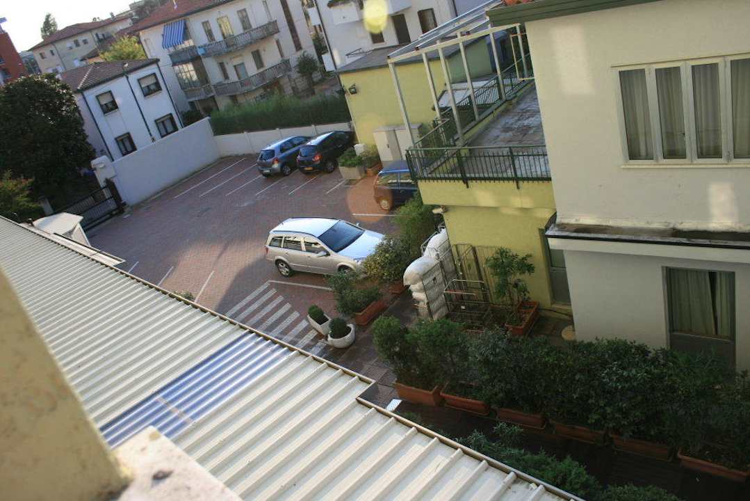 Blick zum kleinen Parkplatz Hotel Apogia Sirio Venezia Mestre