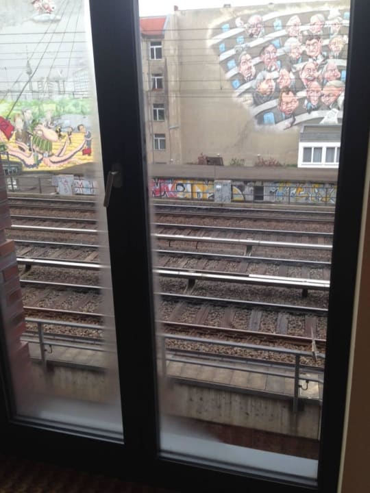 Blick auf die Bahngleise Hampton by Hilton Berlin City West