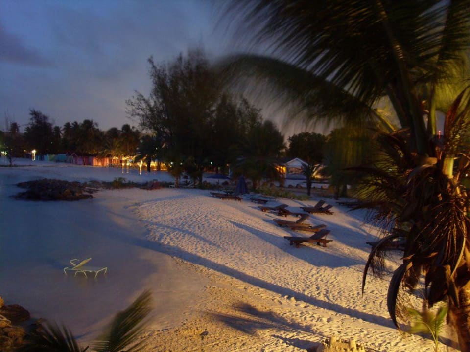 Abendstimmung am Hotelstrand Cocos Hotel Antigua