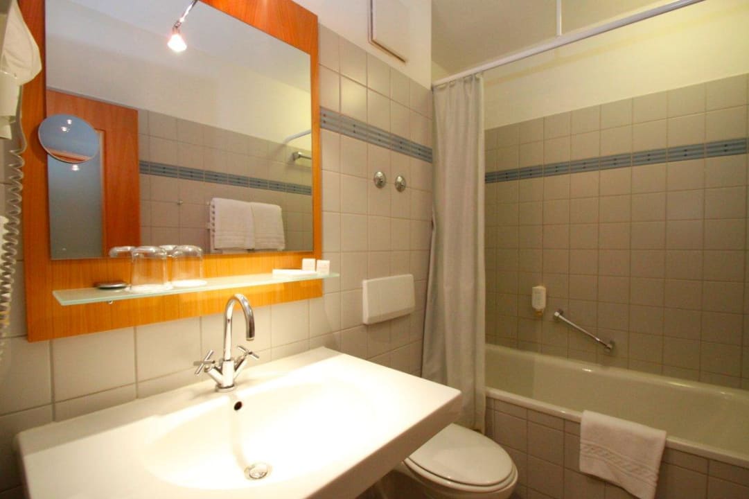 Badezimmer mit Badewanne PRIMA Hotel Havelland