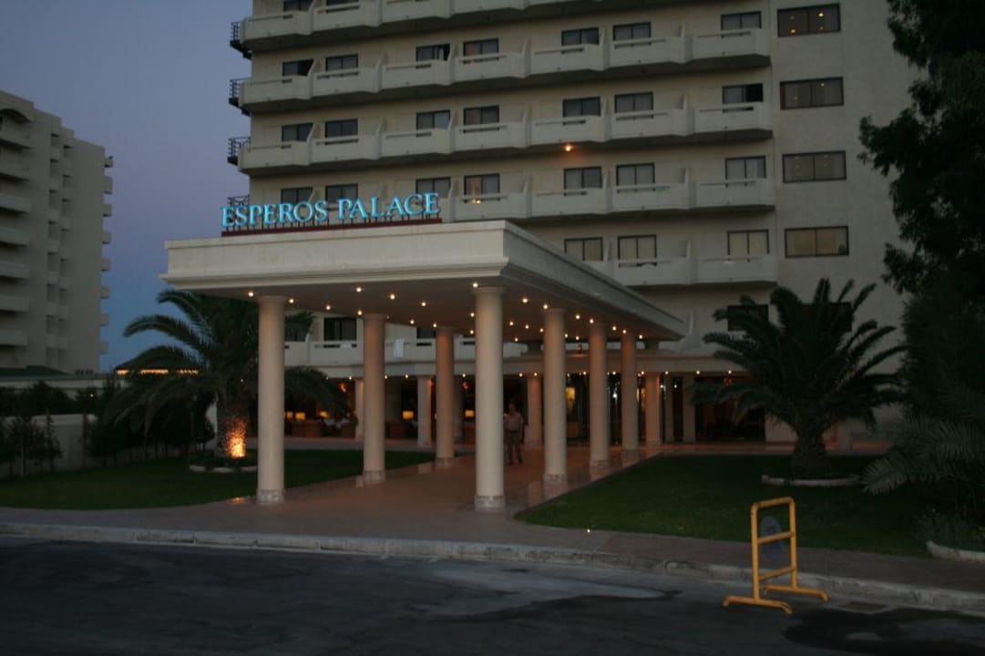 Hoteleingang am Abend Esperos Palace Resort & Spa