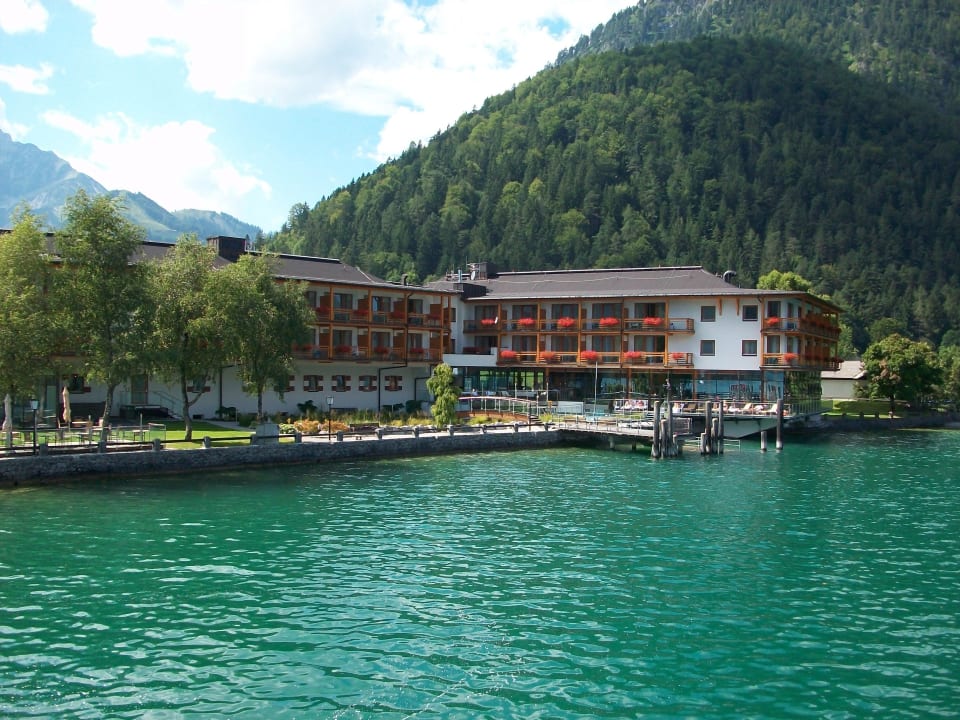 Außenansicht seeseitig (vom Schiff) aja Fürstenhaus am Achensee
