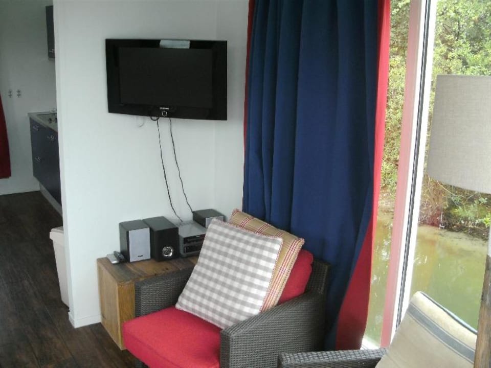 Wohnzimmer mit Flat-TV Center Parcs De Kempervennen