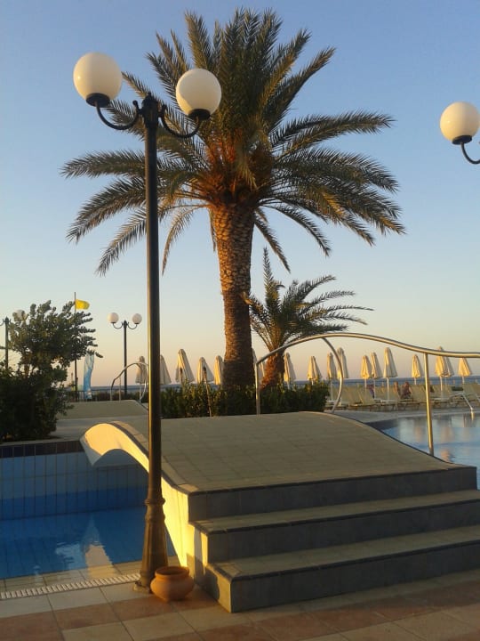 Blick zum Pool Hydramis Palace Beach Resort