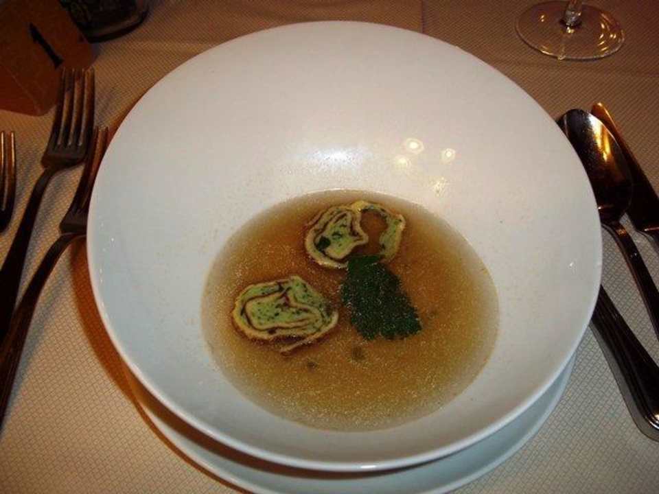 Consomme mit Pfankuchen-Kräuterröllchen Alphotel Tyrol
