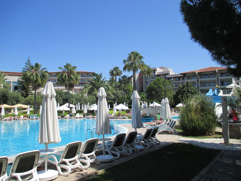 Viel Platz am Pool mittags Barut Hemera