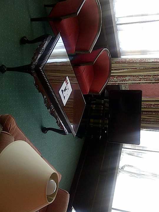 Wohnzimmer mit Philips-TV Treehouse Hotel London