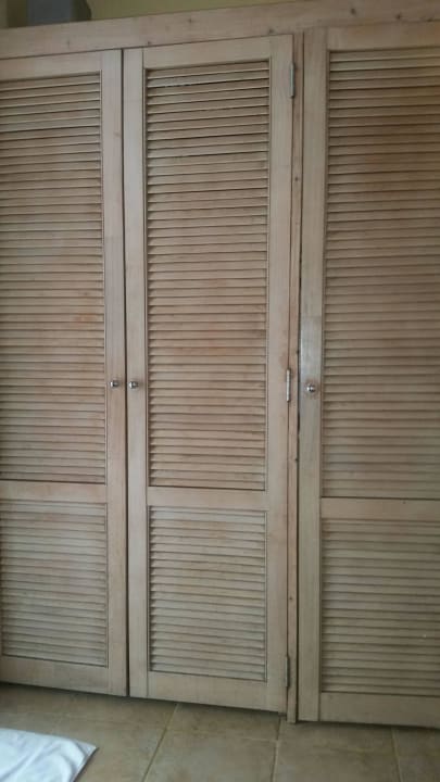 Kleiderschrank zu klein. Kuredu Island Resort & Spa