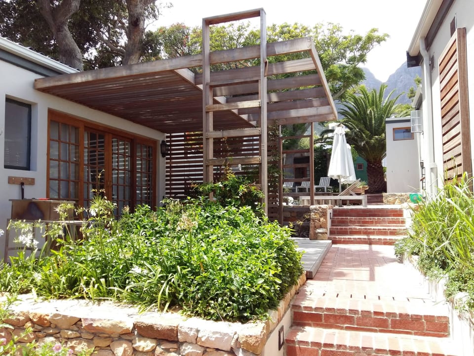 W tle mały basen Hotel Camps Bay Village