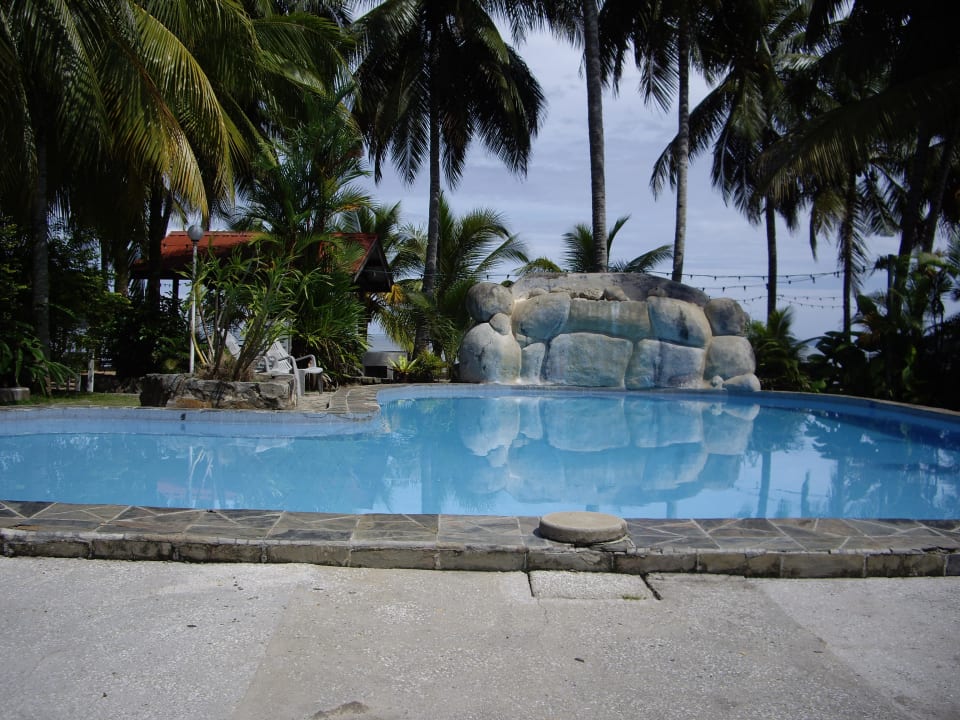Pool mit Wasserfall, Dusche und Liegen Seaside Travellers Inn