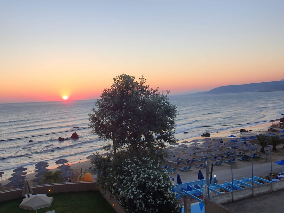 Strand mit Sonnenaufgang Hotel Corissia Princess