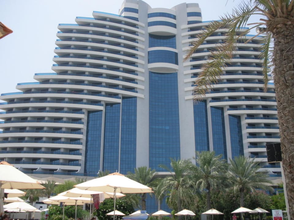 Außenansicht des Hotels vom Pool aus Hotel Le Meridien Al Aqah Beach Resort