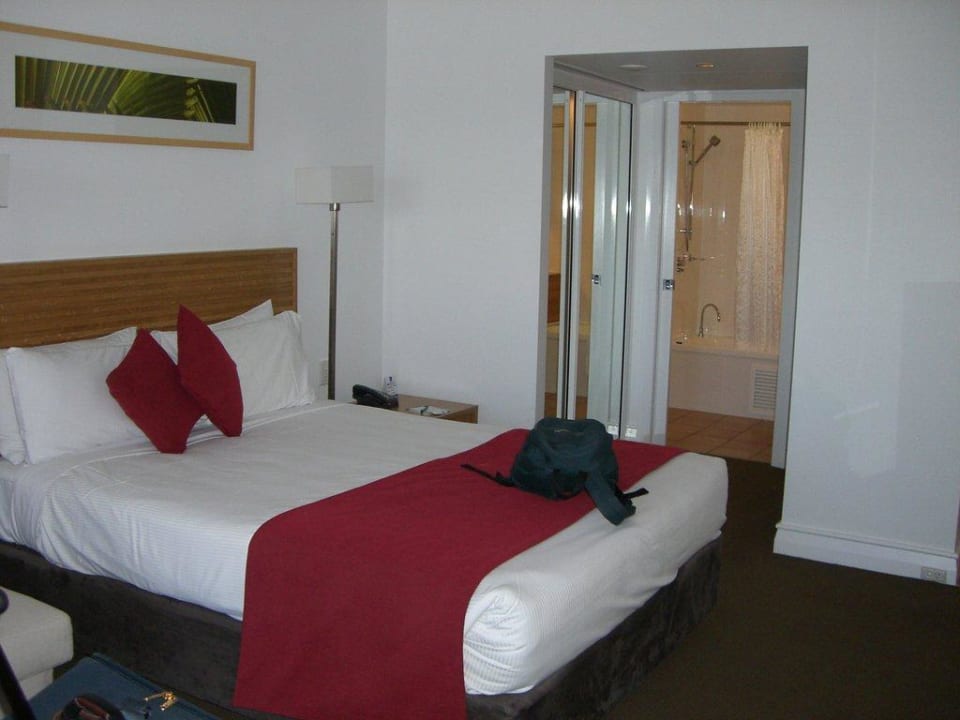 Doppelzimmer, dahinter das Bad Novotel Twin Waters Resort