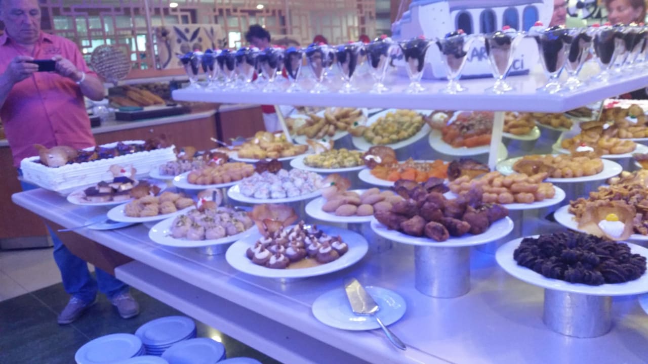 Nachtisch beim Abendessen Side Breeze Hotel