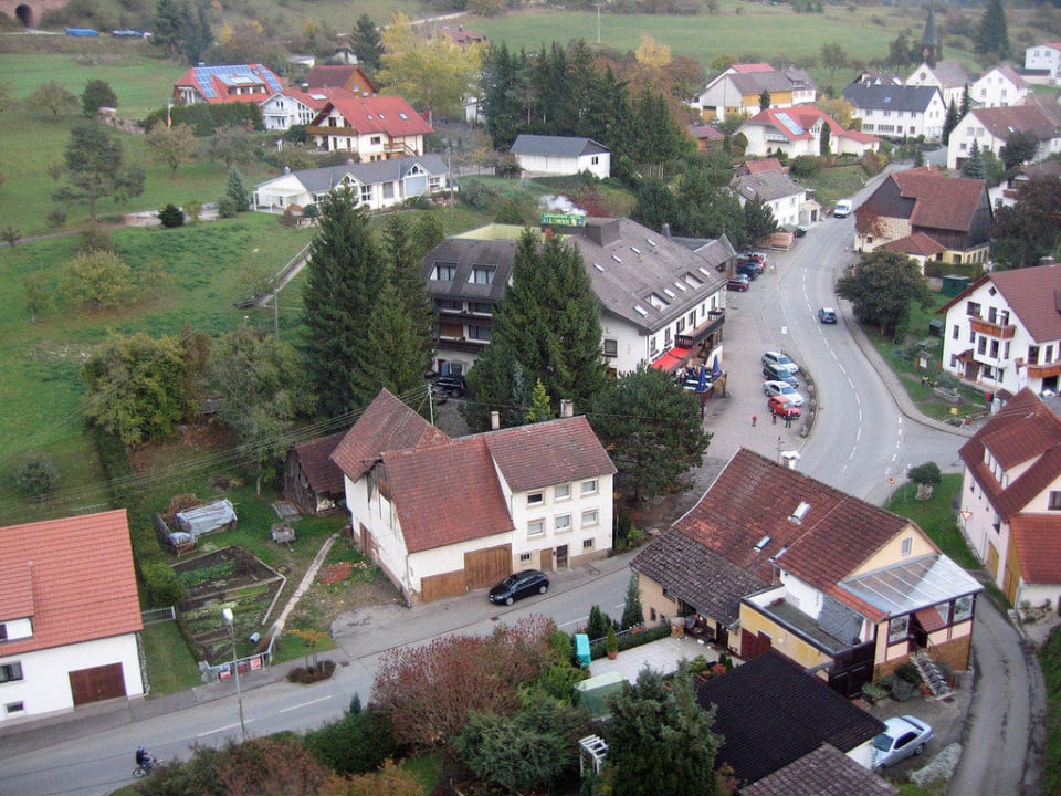 Blick aus der Bahn auf das Hotel Landhotel Löwen