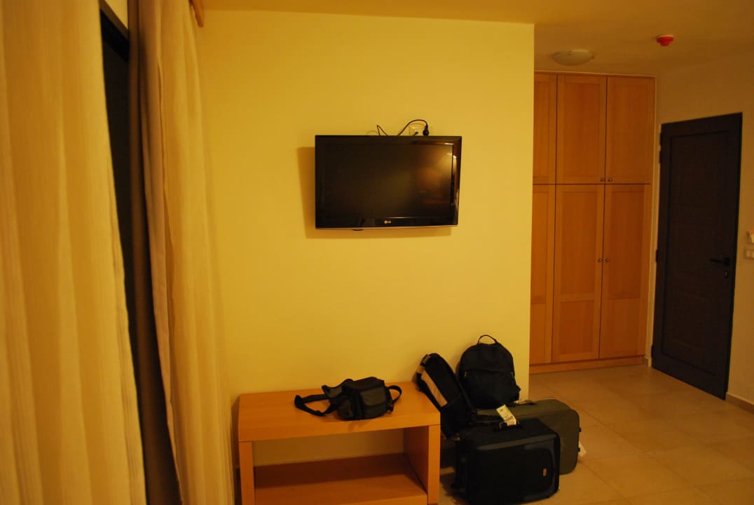 LCD z kilkoma śnieżącymi kanałami. W tym jeden PL. Ariadne Beach Hotel